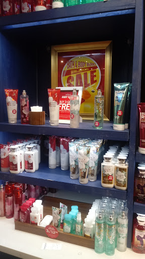 Shopping Mall «Bayshore Town Center», reviews and photos, 5800 N Bayshore Dr, Glendale, WI 53217, USA