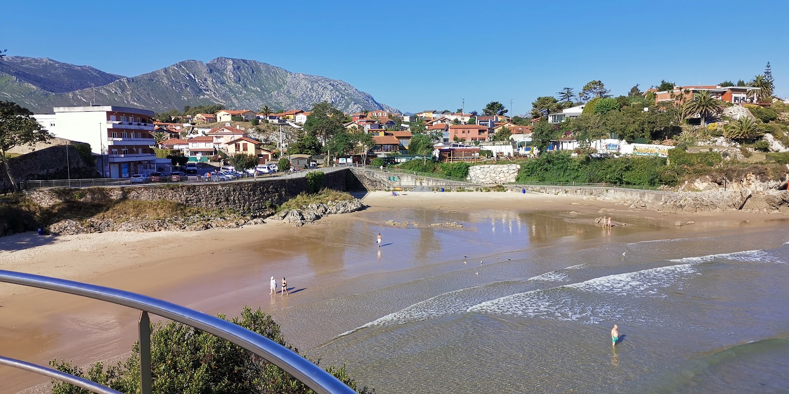 Photo de Playa de las Camaras entouré de montagnes