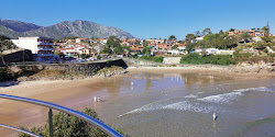 Photo de Playa de las Camaras entouré de montagnes