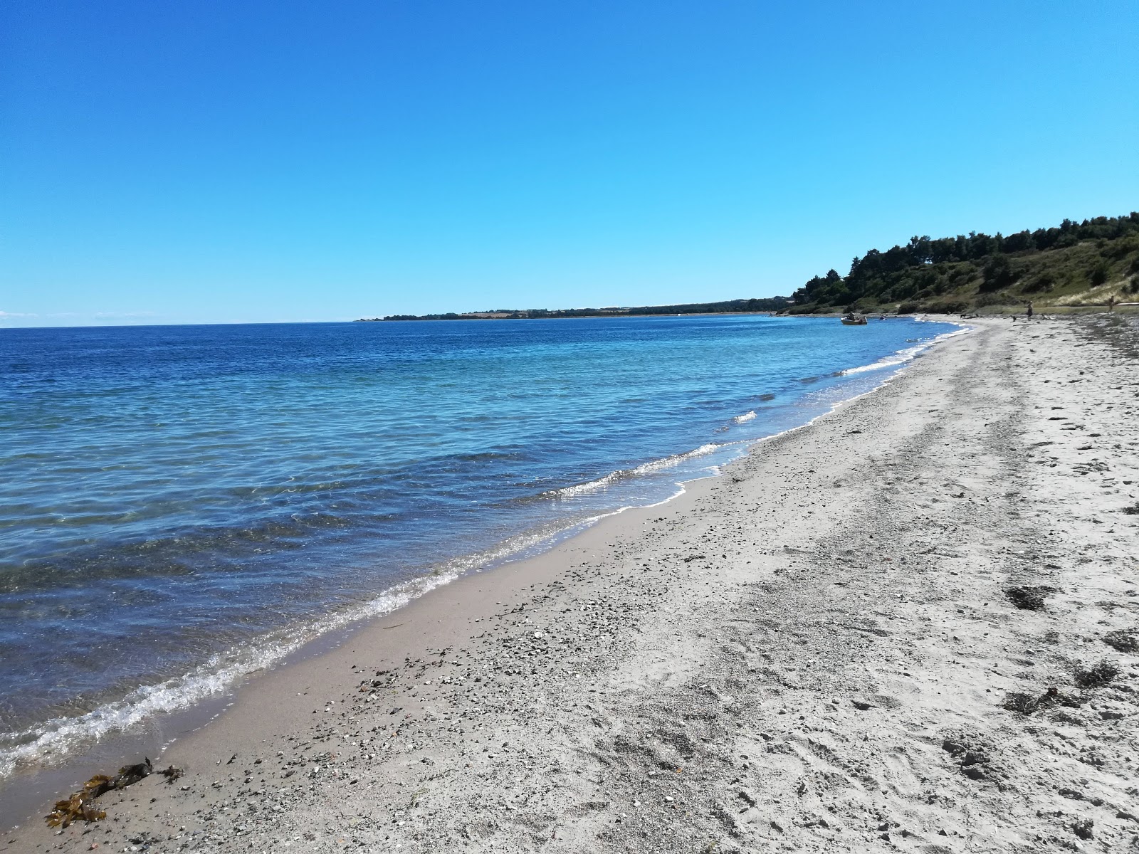 Foto de Fuglso Beach con arena beige superficie