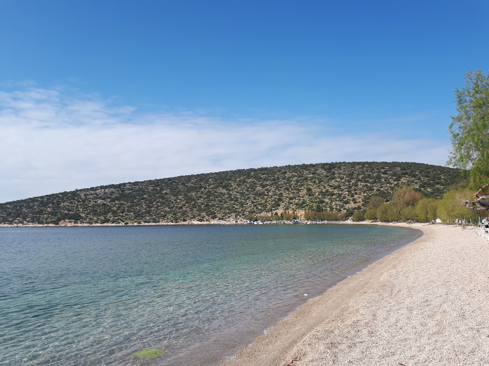Φωτογραφία του Saranti beach υποστηρίζεται από βράχους