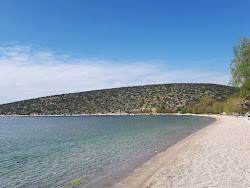 Φωτογραφία του Saranti beach υποστηρίζεται από βράχους