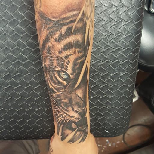 Tattoo Shop «Fast Lane Tattoo (Oracle Rd.)», reviews and photos, 3801 N Oracle Rd, Tucson, AZ 85705, USA