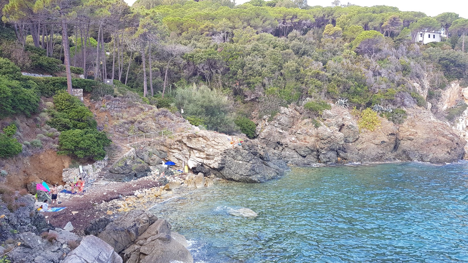 Photo de Spiaggia di Remonto avec roches de surface