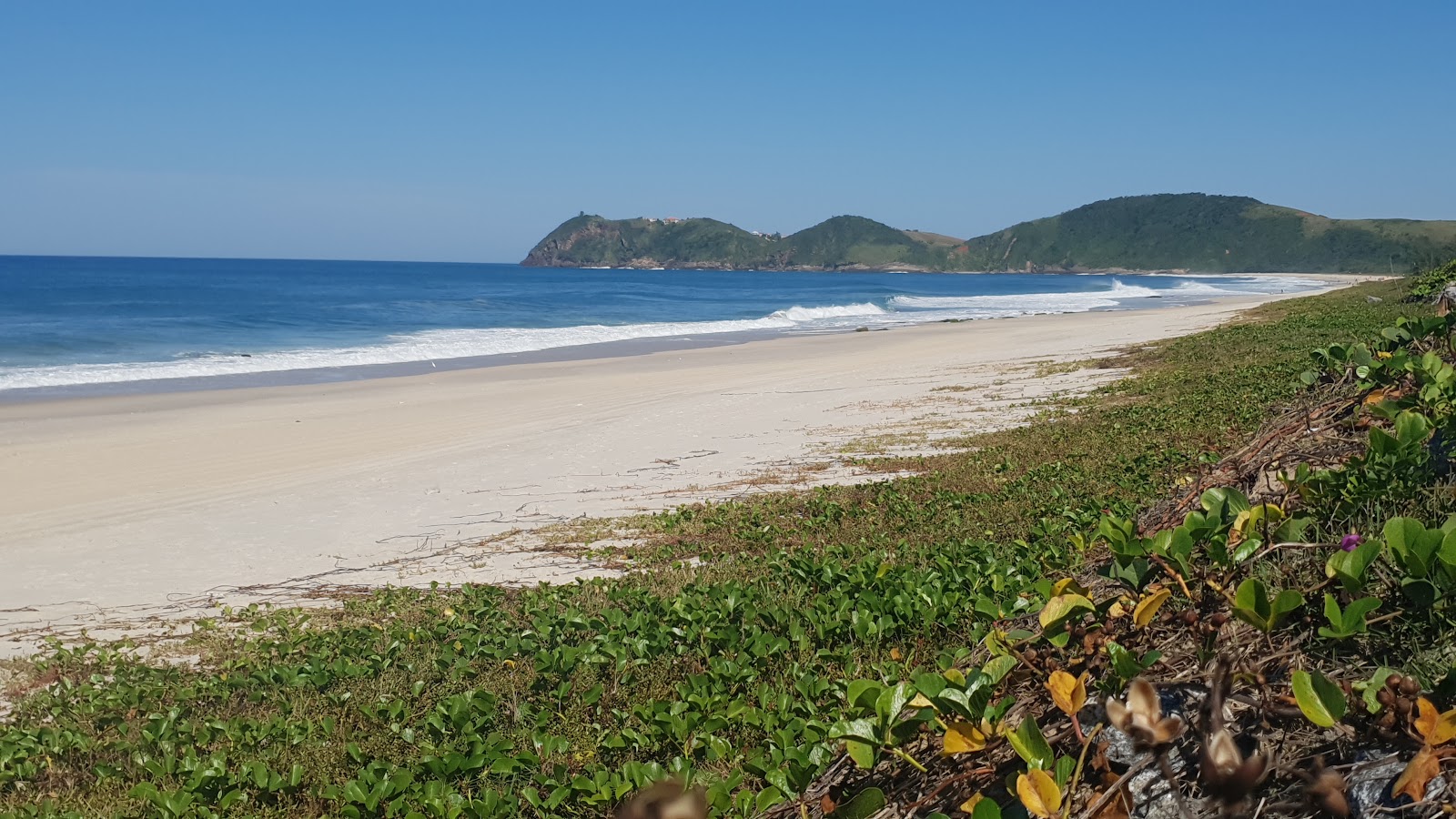 Zdjęcie Praia da Sacristia z powierzchnią jasny, drobny piasek