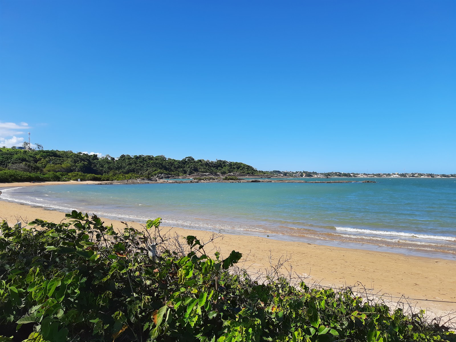 Valokuva Guarapari Beachista. sisältäen tilavat monen lahden
