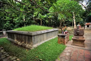 Lăng mộ vua Lê Thái Tổ image