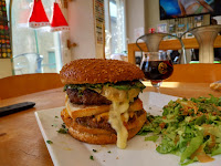 Hamburger végétarien du Restaurant français Le Comptoir Des Géants - Restaurant - Bar - Epicerie à Saint-Maurice-en-Trièves - n°1