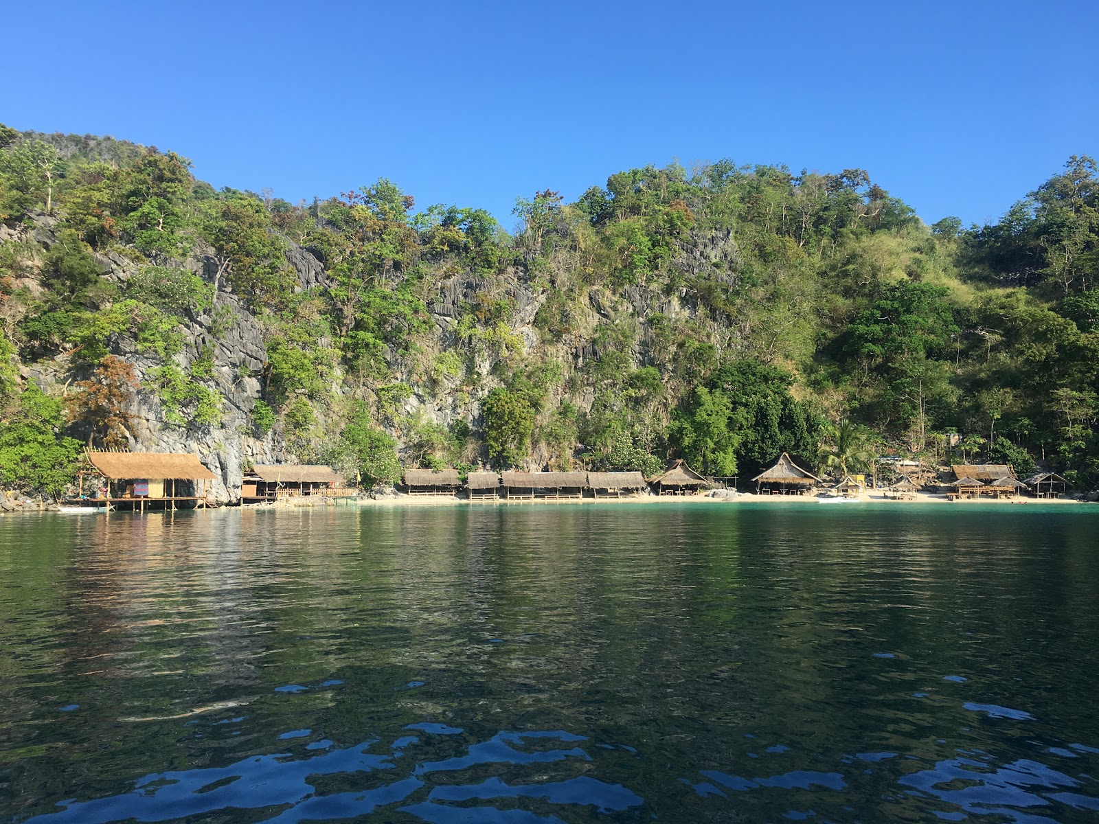 Foto von Atwayan Beach von Klippen umgeben
