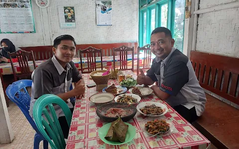 bapak kanim warung makan image