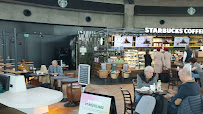 Atmosphère du Café Starbucks aéroport Lyon T1 à Colombier-Saugnieu - n°1
