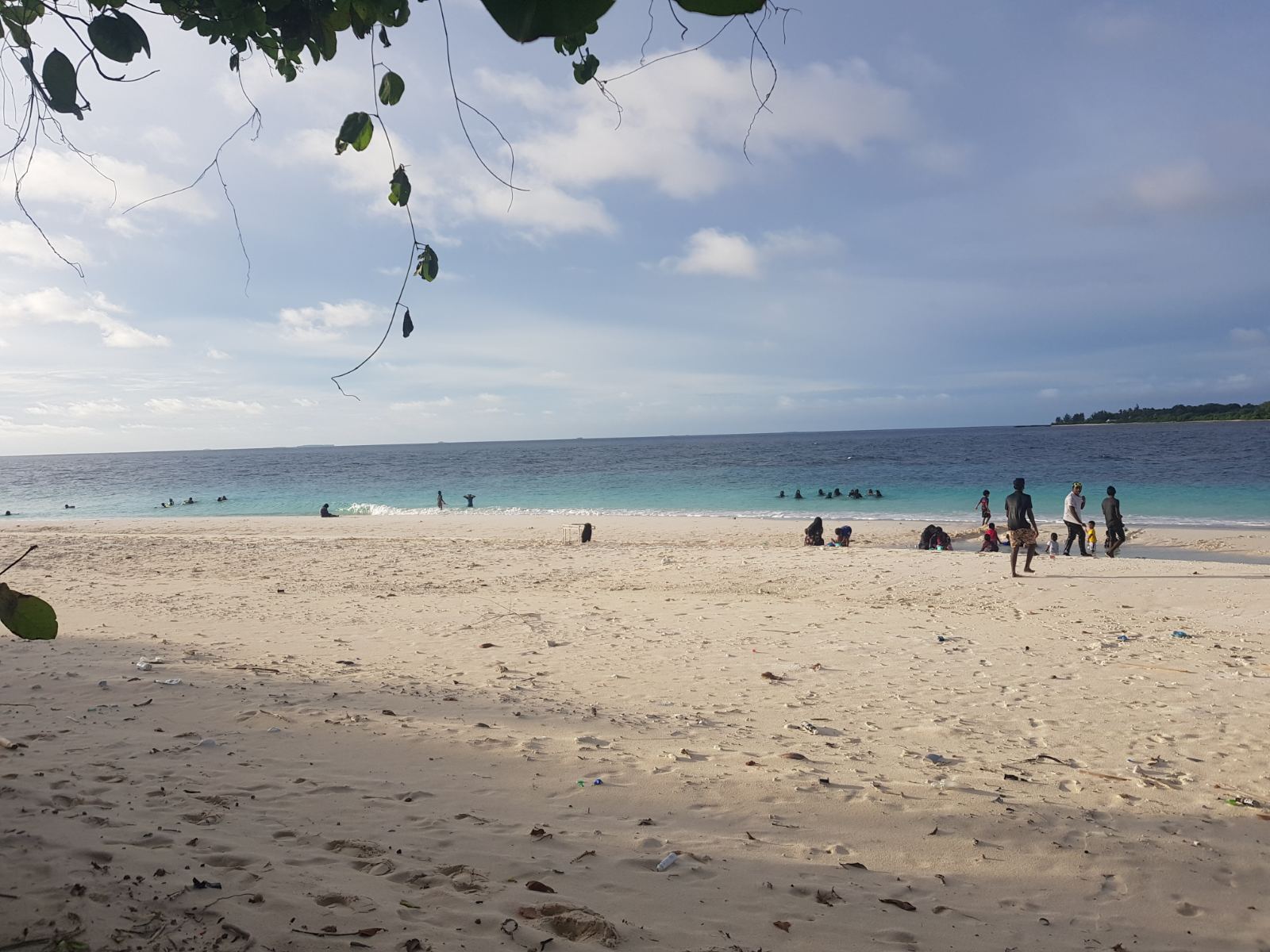 Foto di Innamaadhoo Island Beach con una superficie del acqua cristallina