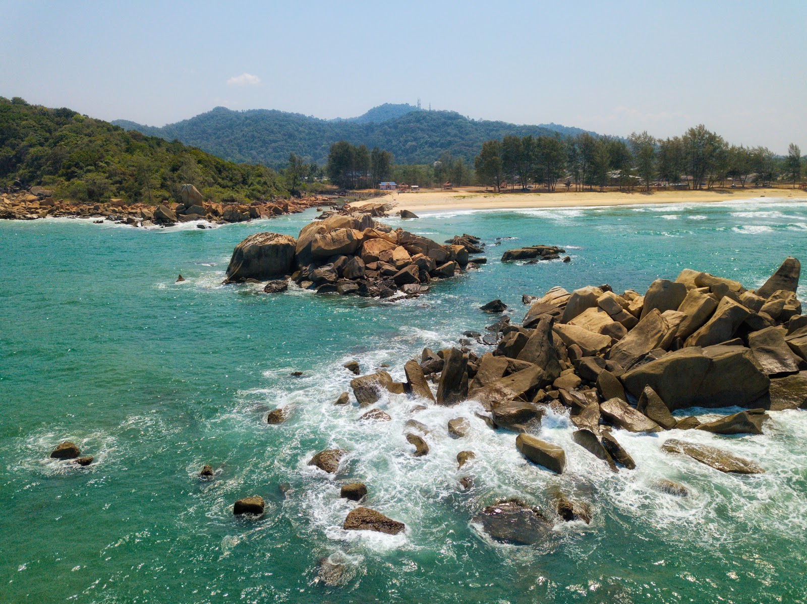 Kijal Penunjok Beach的照片 带有碧绿色纯水表面