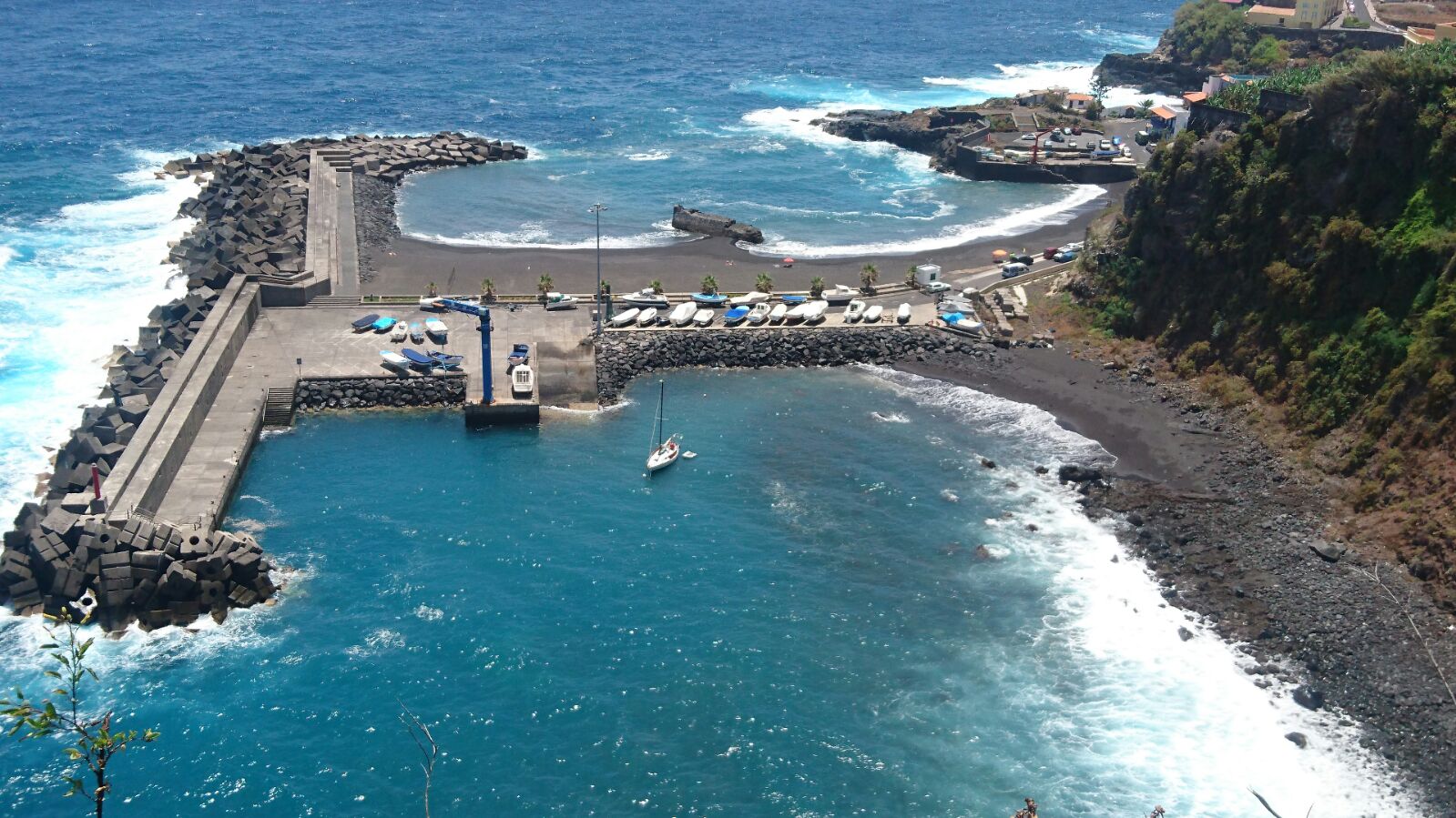 Foto de Puerto Espíndola con arena negra superficie