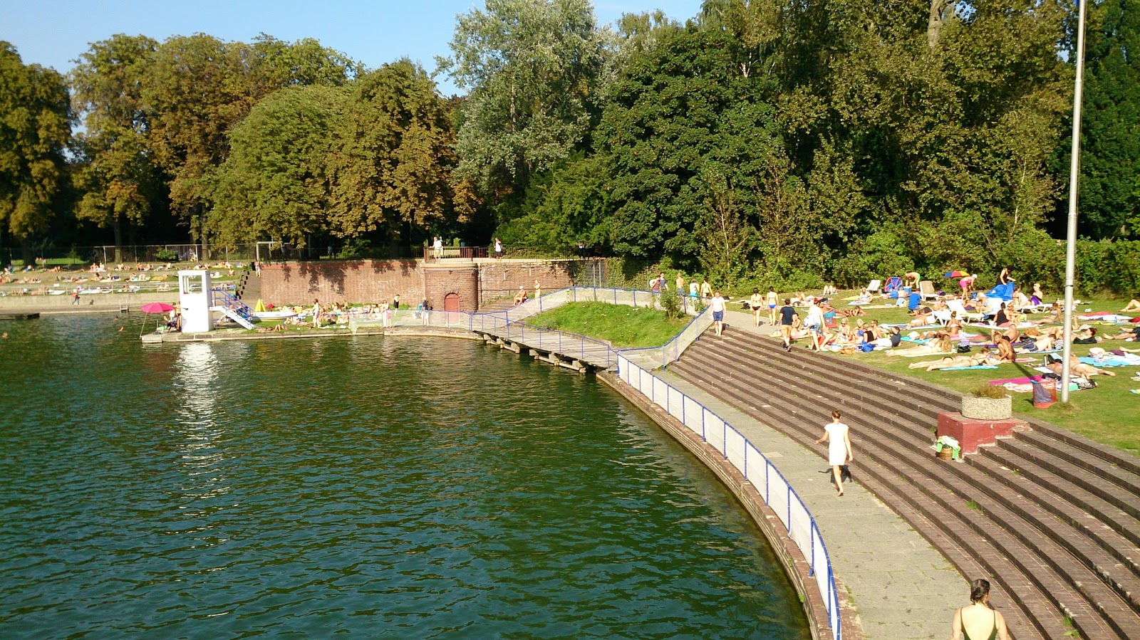 Naturbad Stadtparksee'in fotoğrafı beton kapak yüzey ile