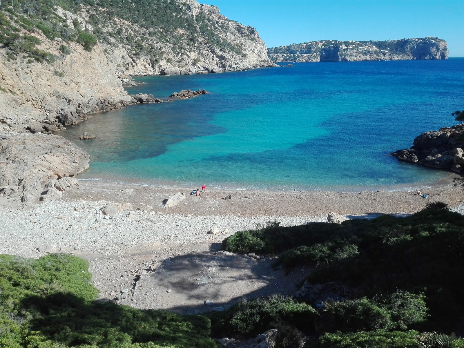 Cala D'egos'in fotoğrafı dağlarla çevrili