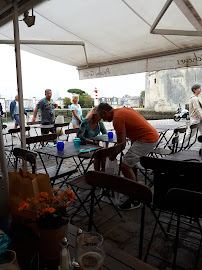 Atmosphère du Restaurant de fruits de mer Le bistrot des pecheurs à La Rochelle - n°11