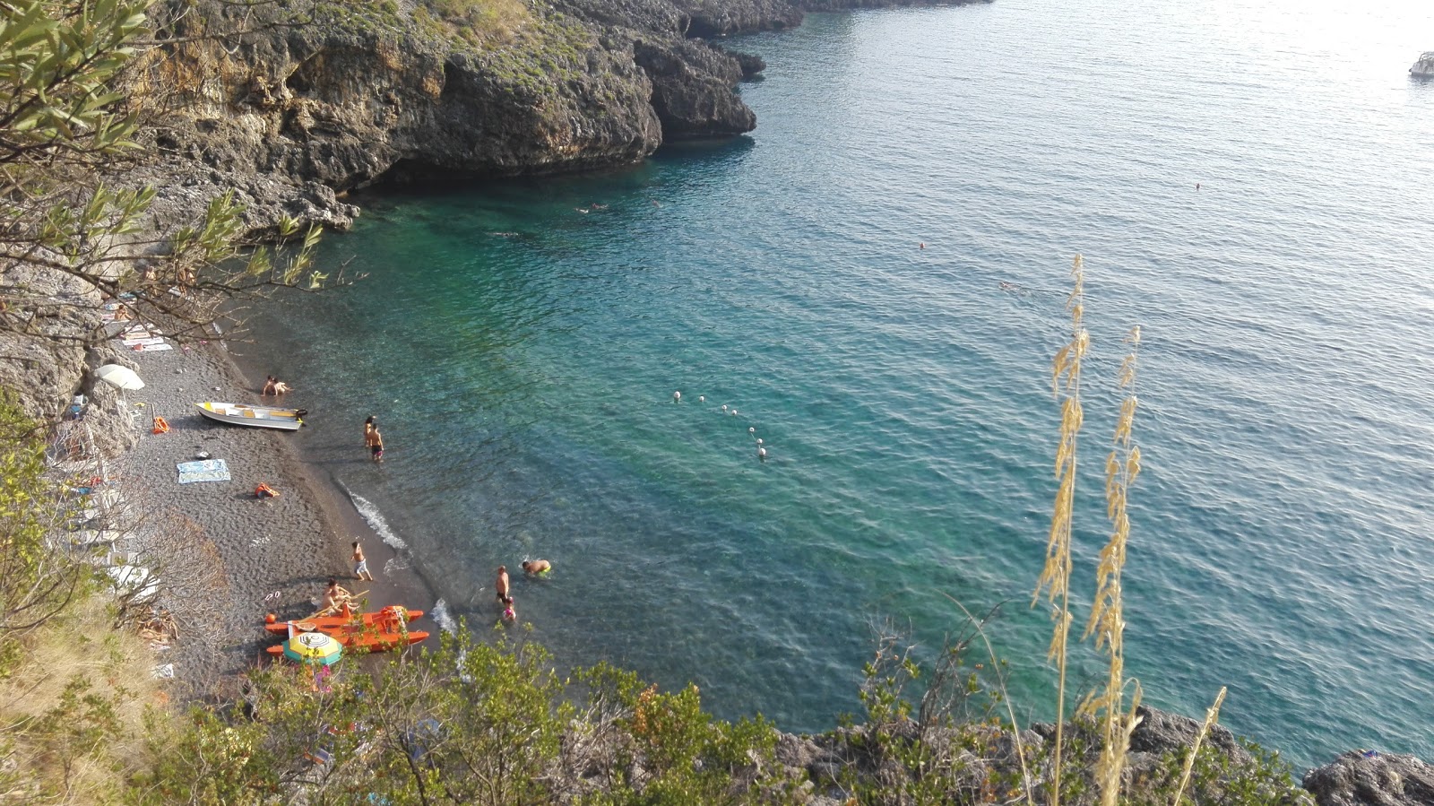 Fotografie cu Spiaggia Acquafredda cu o suprafață de apa albastra