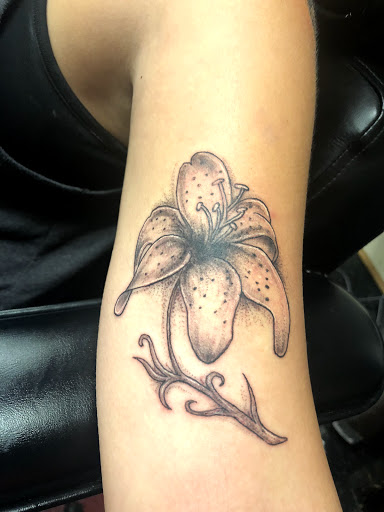 Tattoo Shop «Mystic Tattoo and Body Piercing», reviews and photos, 1150 Richmond Rd, Charlottesville, VA 22911, USA