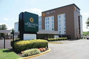 La Quinta Inn & Suites by Wyndham DC Metro Capital Beltway image