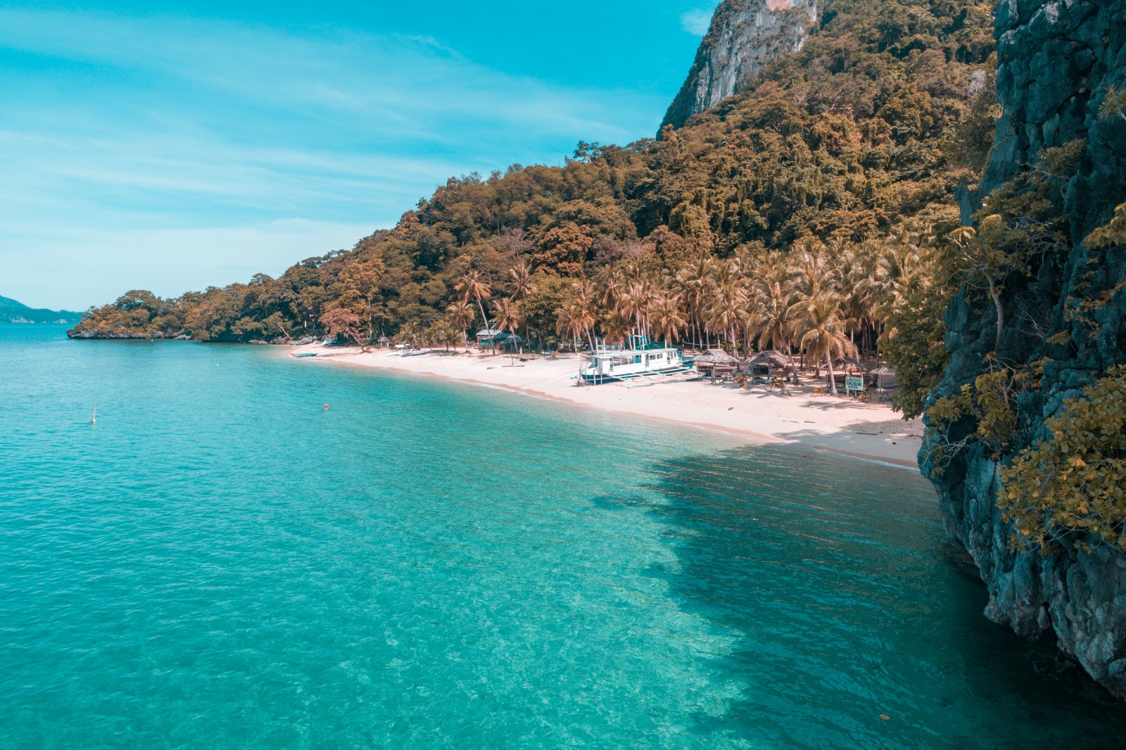 Foto von Ipil Ipil Beach mit heller sand Oberfläche