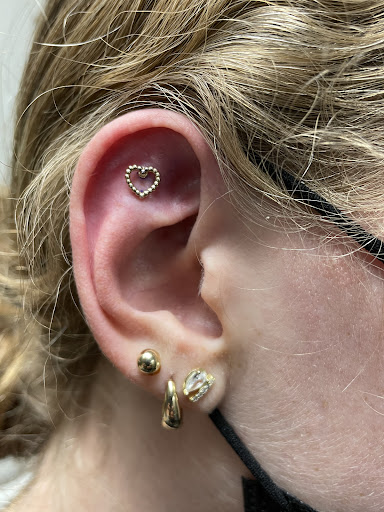 Explore skier tattoo ideas, creative tattoo ideas in Danbury, available at Tribu