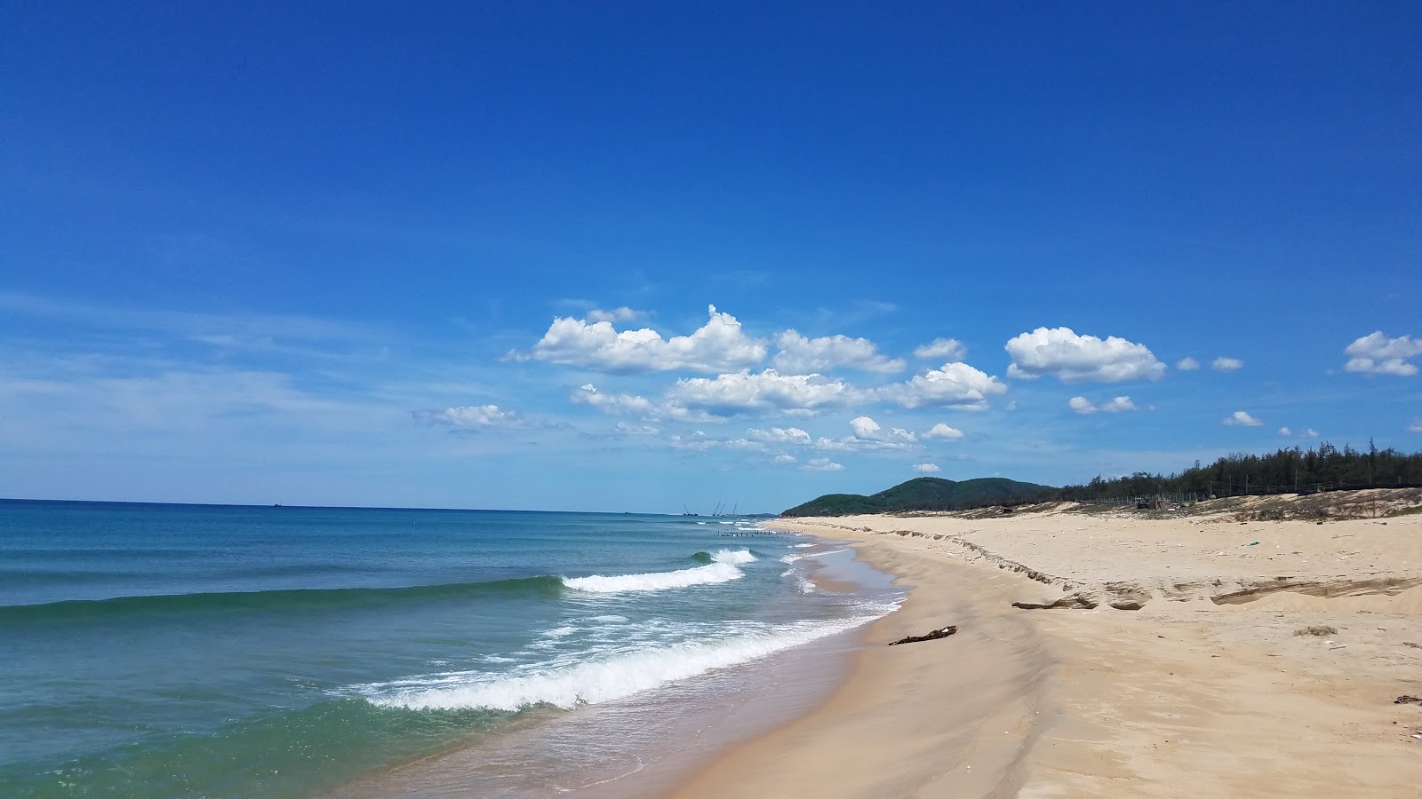 Φωτογραφία του Pho Quang Beach με φωτεινή άμμος επιφάνεια
