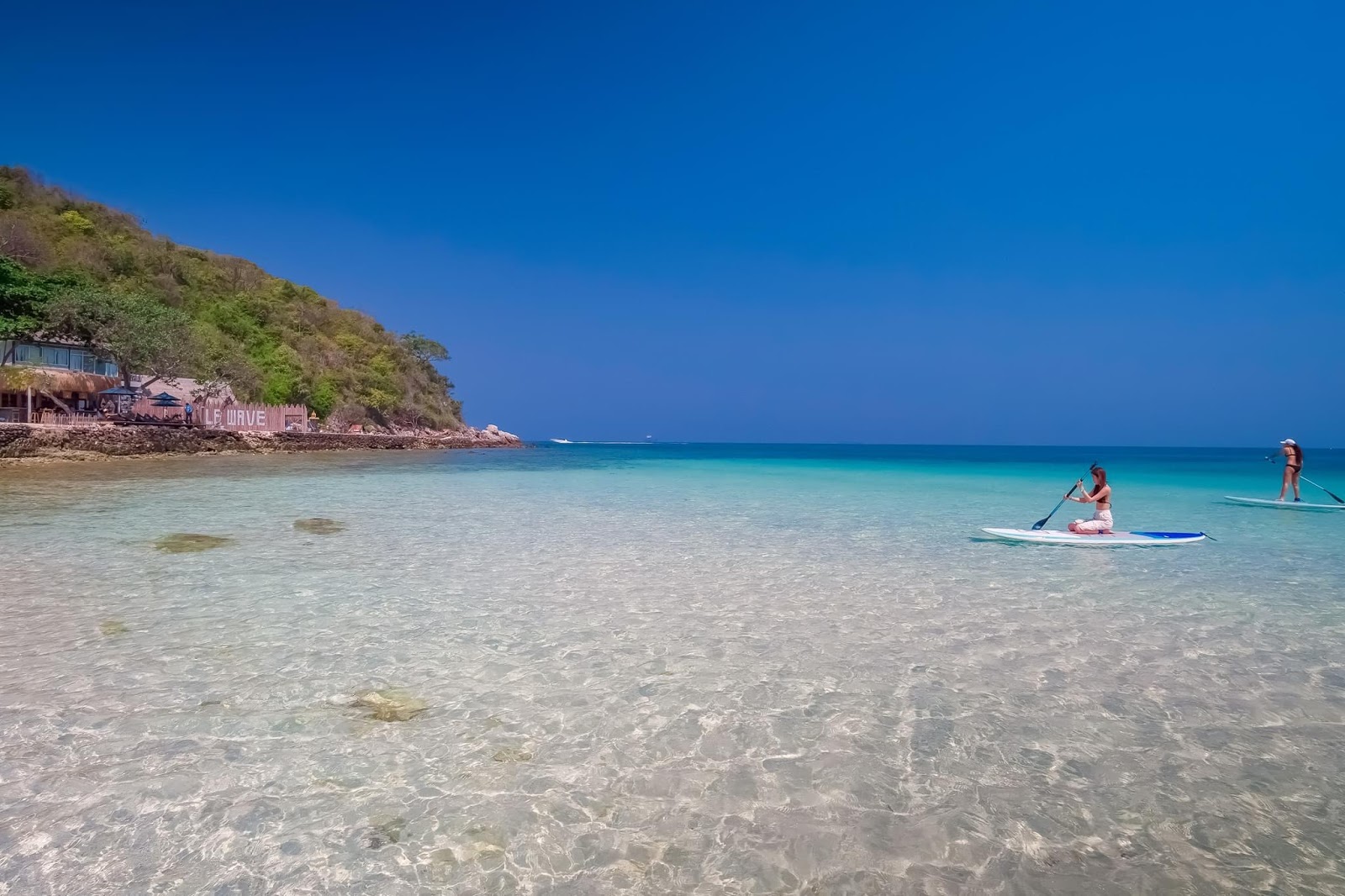 Foto de Italay Sang Man Beach con agua cristalina superficie