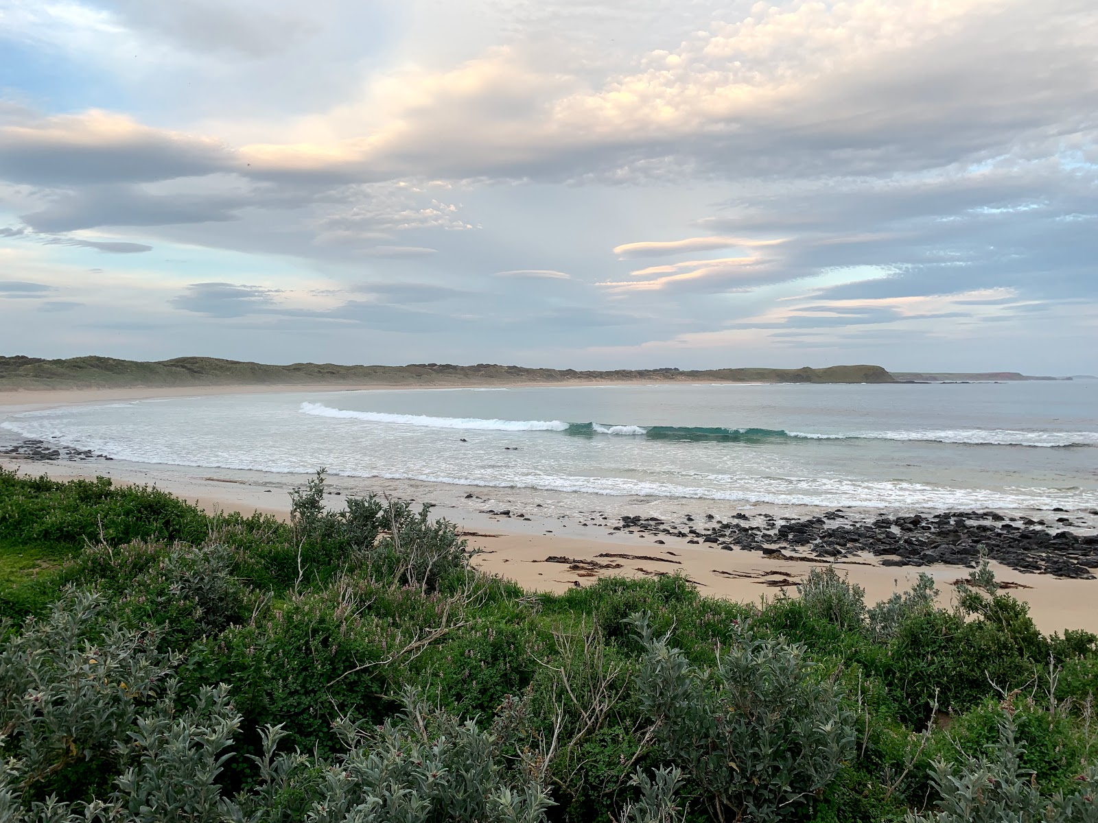 Foto de Summerland Beach localizado em área natural