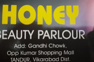 Honey beauty parlour image
