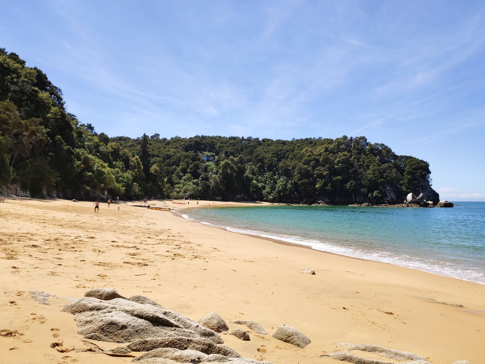 Foto van Split Apple Rock Beach met fijne beige zand oppervlakte