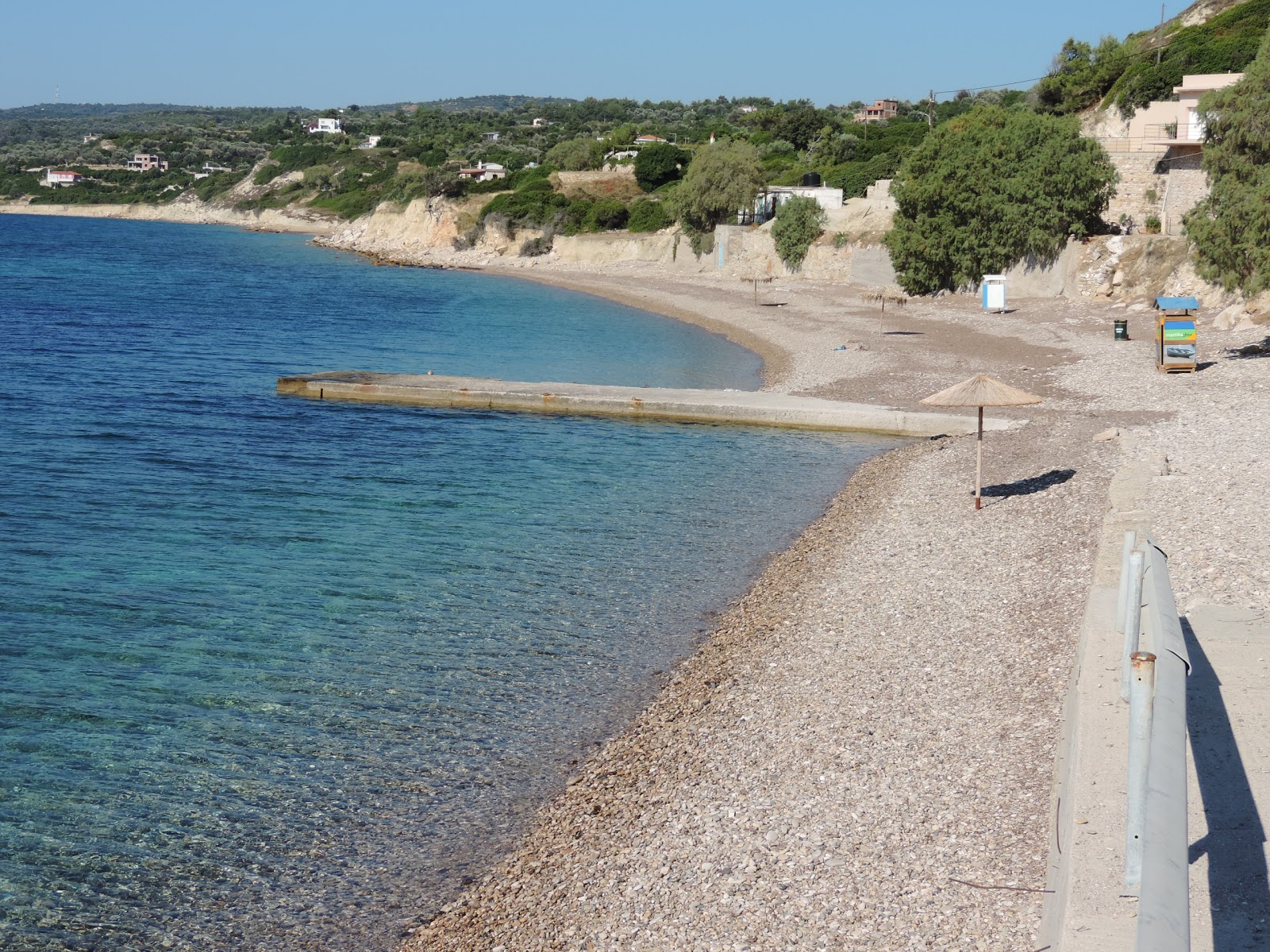 Foto von Agios Emilianos mit beiger kiesel Oberfläche