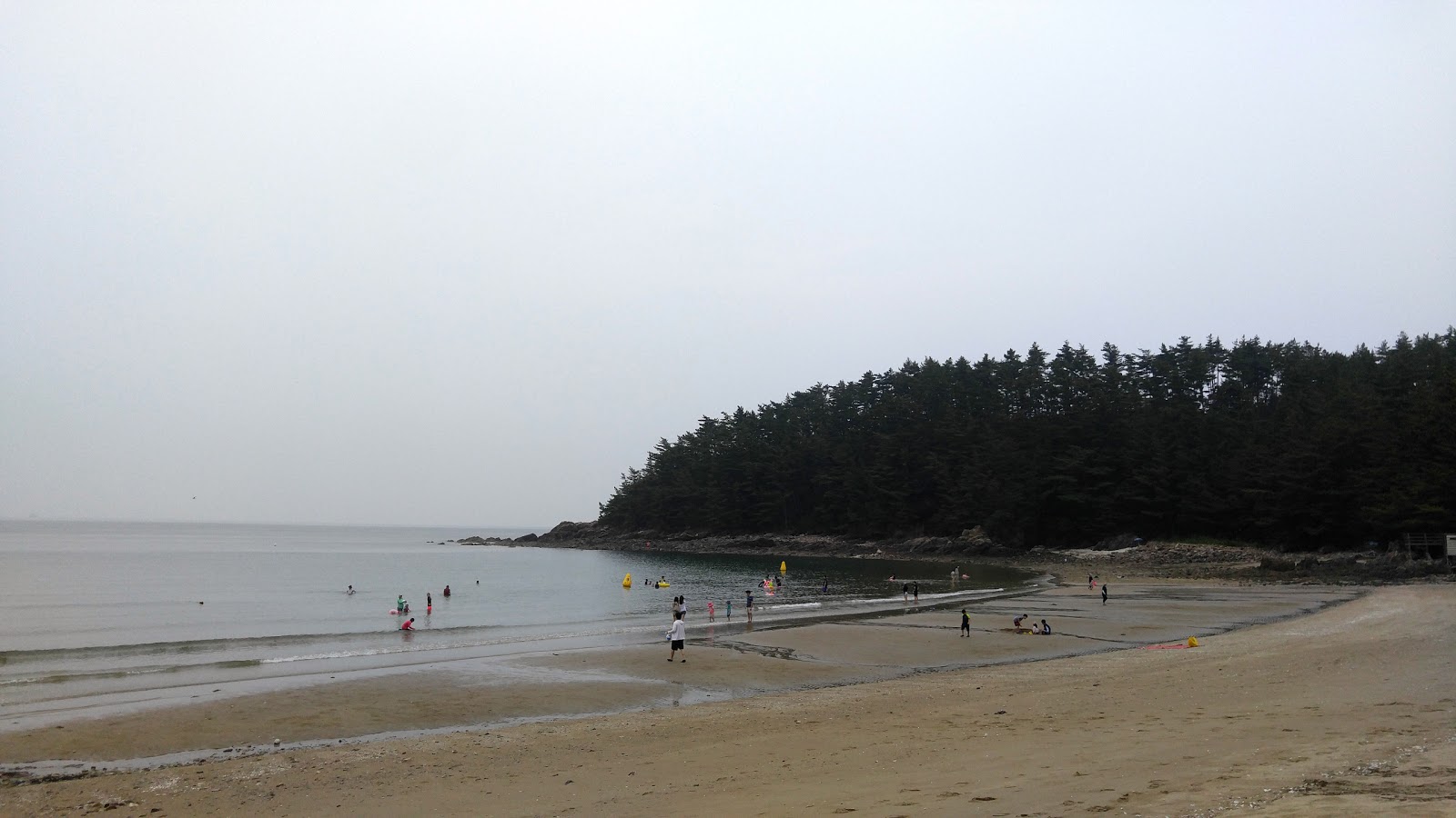 Foto de Kujinamugol Beach - lugar popular entre os apreciadores de relaxamento