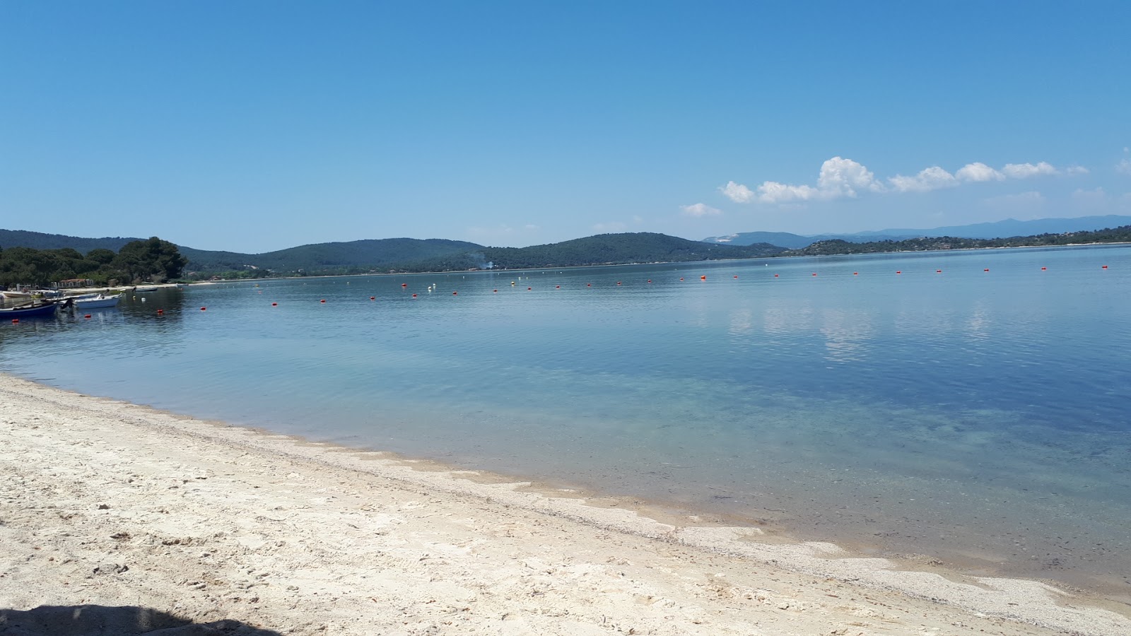 Photo de Plage de Vergos partiellement zone de villégiature