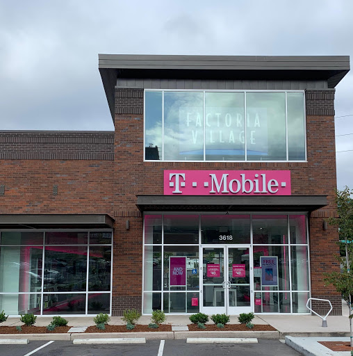 Cell Phone Store «T-Mobile», reviews and photos, 3720 Factoria Blvd SE STE D, Bellevue, WA 98006, USA