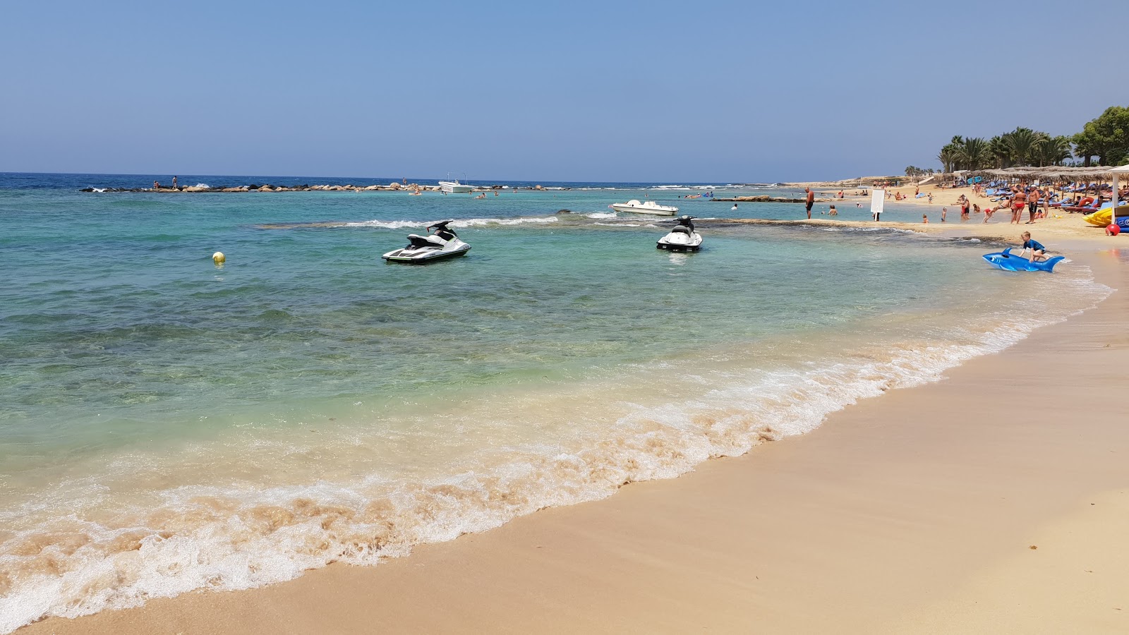 Fotografija Plaža Limnara z svetel pesek površino