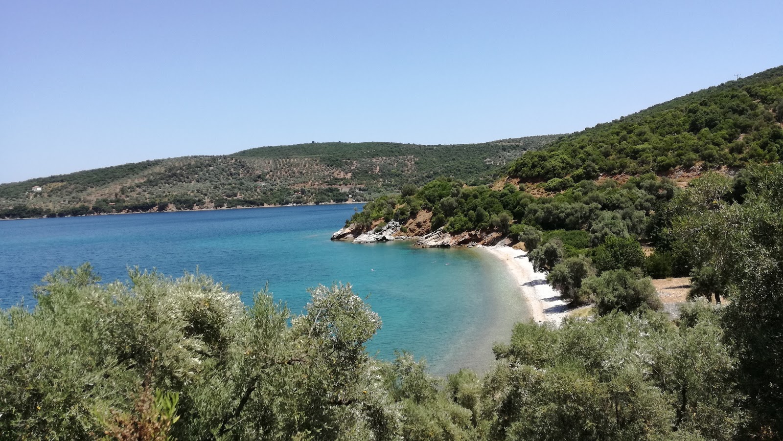 Foto av Kufala beach med brunsten yta