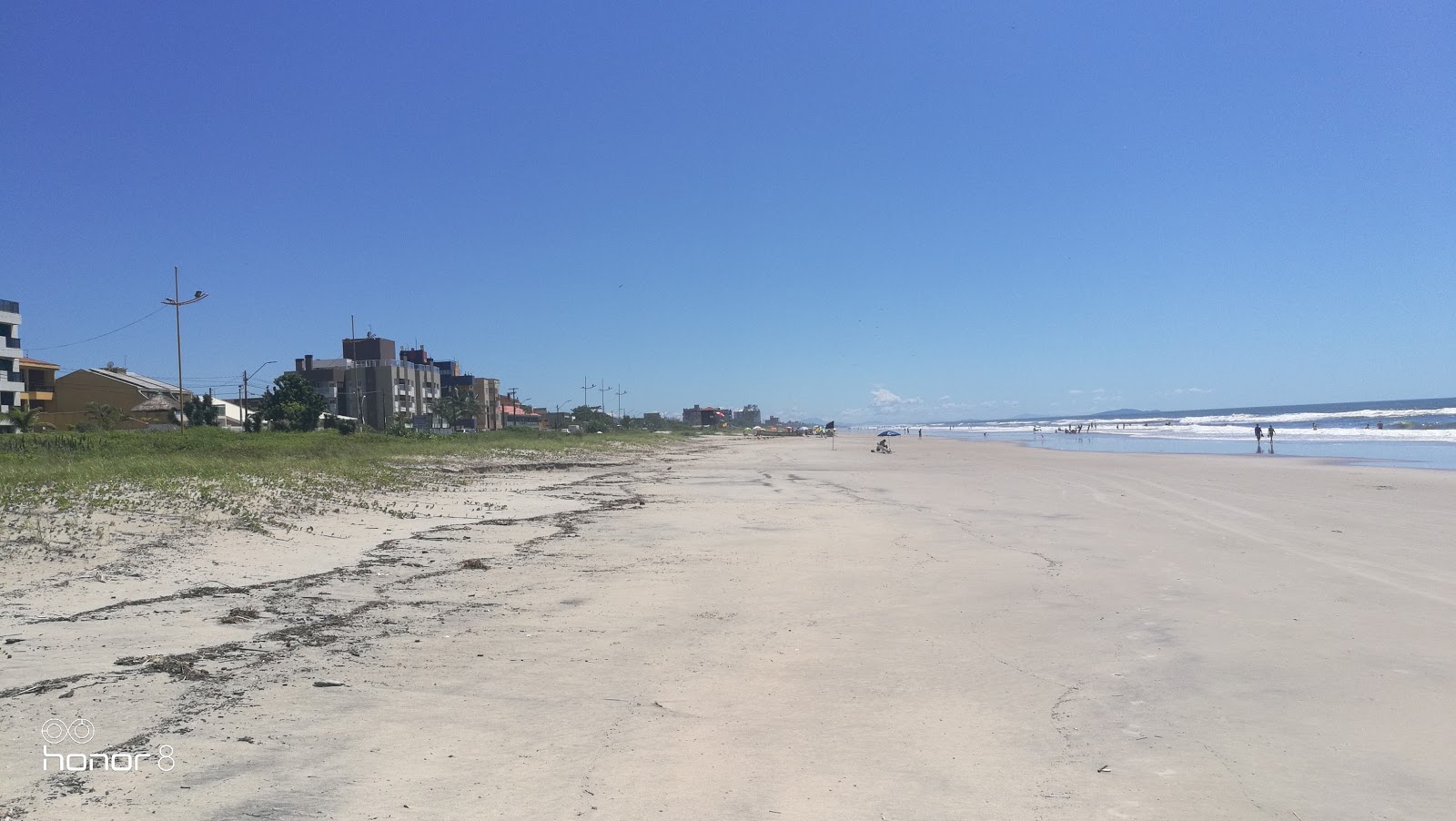 Foto von Strand Balneario Solymar mit feiner beiger sand Oberfläche