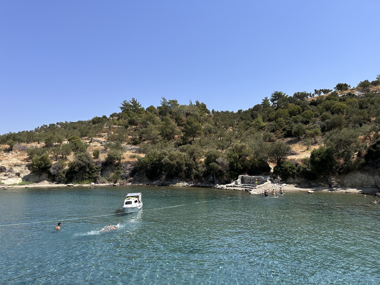 Foto di Bademli Deniz Ilicasi Beach con una superficie del terreno roccioso