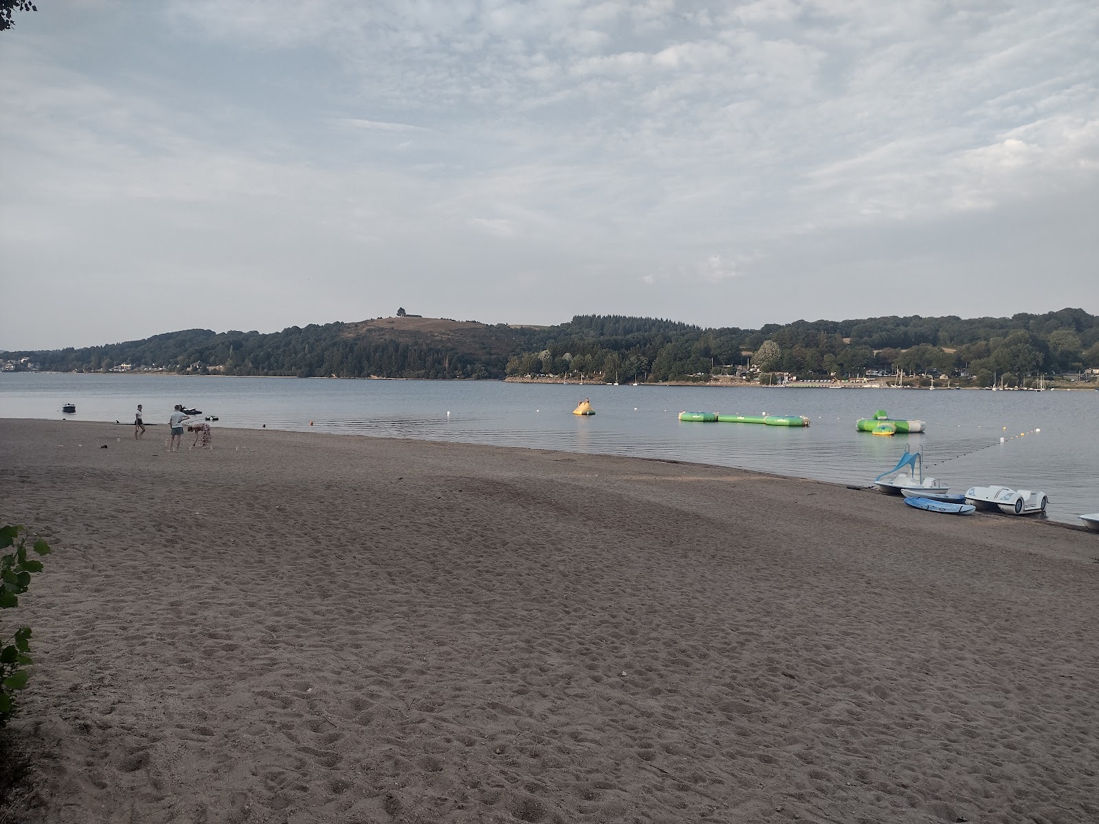 Plage Les Genets'in fotoğrafı geniş bir kıyı şeridi ile birlikte