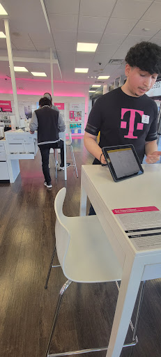 Cell Phone Store «T-Mobile», reviews and photos, 28523 Tomball Pkwy, Tomball, TX 77375, USA