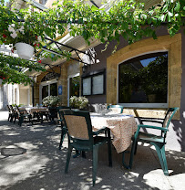 Atmosphère du Restaurant et Hôtel la Farigoule à Sainte-Cécile-les-Vignes - n°5