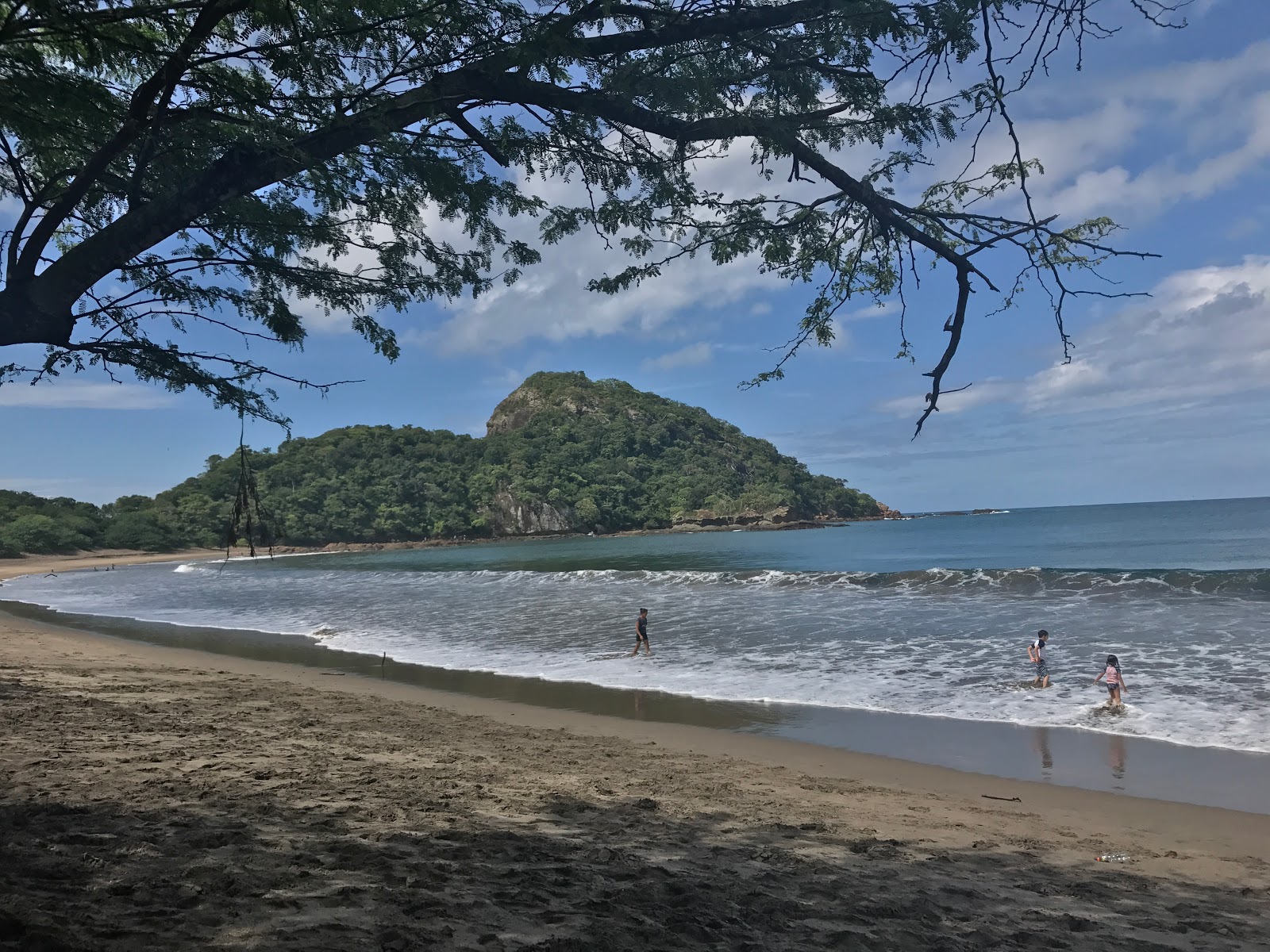 Foto de Playa Gigante con agua cristalina superficie