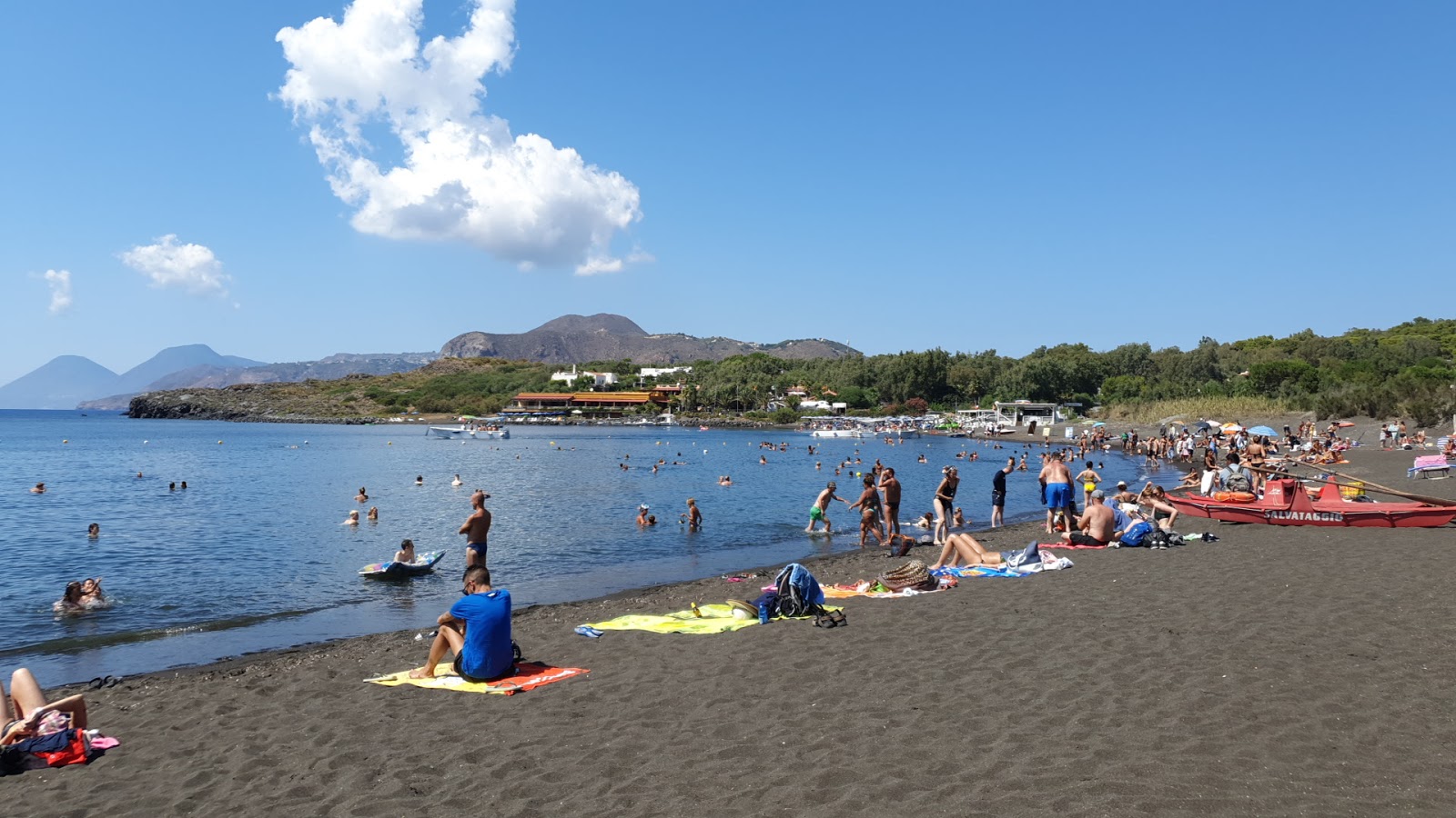 Fotografie cu Black Sands beach - locul popular printre cunoscătorii de relaxare