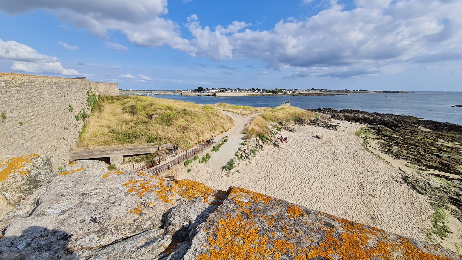 Plage du Lohic'in fotoğrafı geniş bir kıyı şeridi ile birlikte