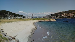 Praia da Tella'in fotoğrafı düz bir kıyı şeridi ile birlikte