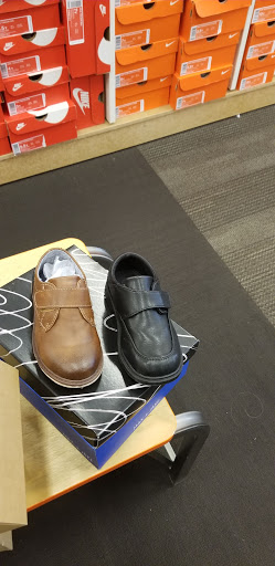 Shoe Store «DSW Designer Shoe Warehouse», reviews and photos, 15001 Potomac Town Pl #120, Woodbridge, VA 22192, USA