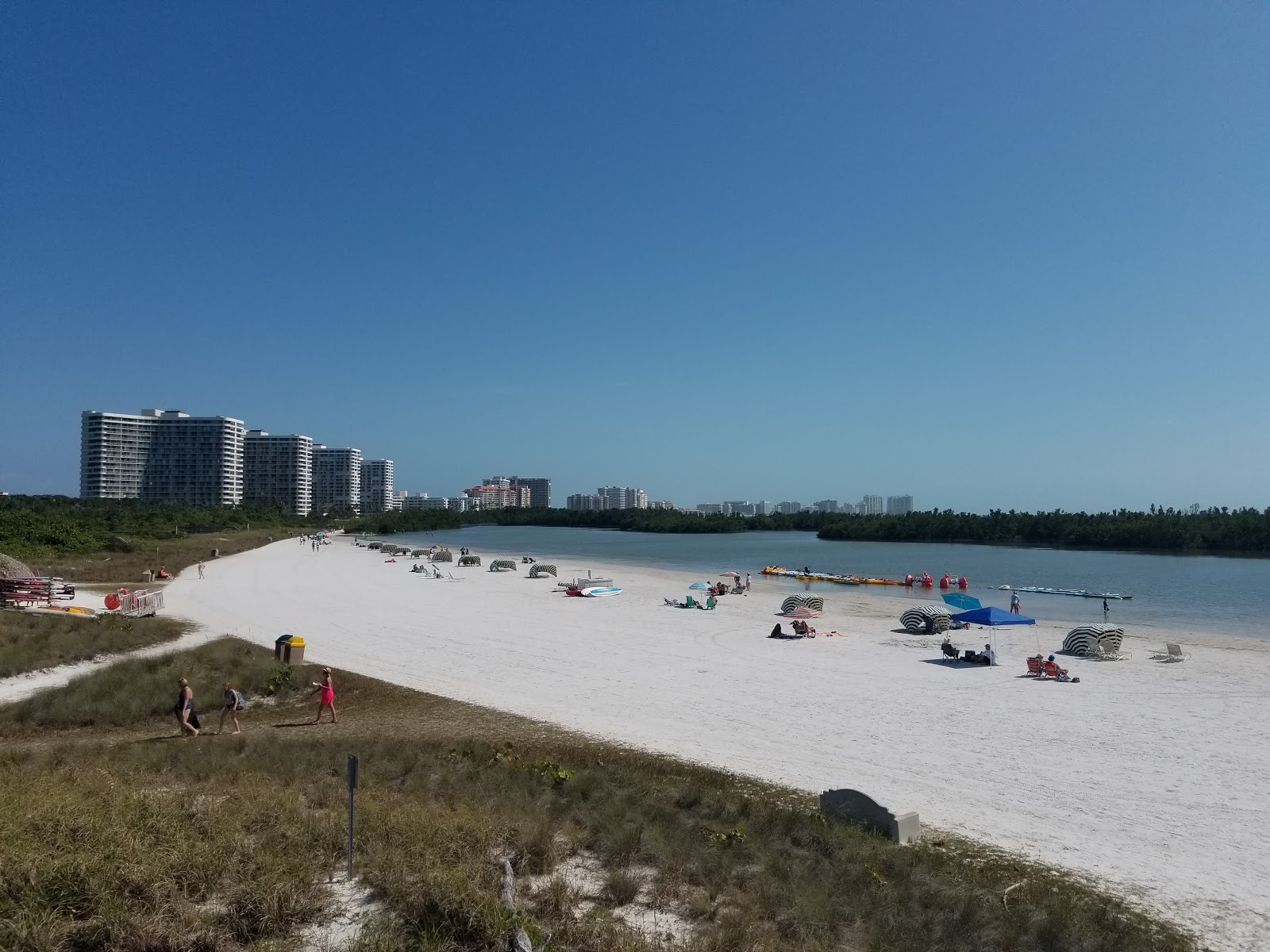 Foto de Tigertail beach com linha costeira longa e reta