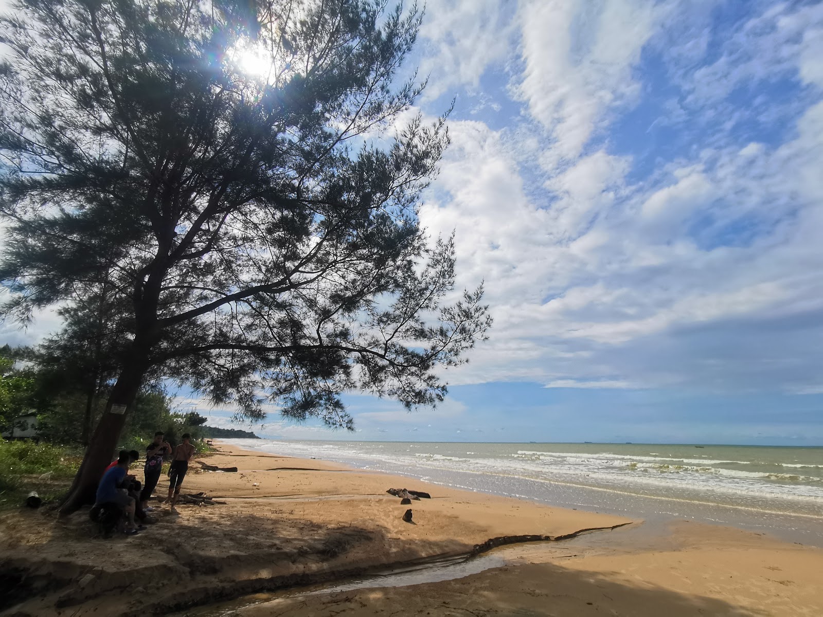 Photo de Batu Mandi Beach avec l'eau turquoise de surface