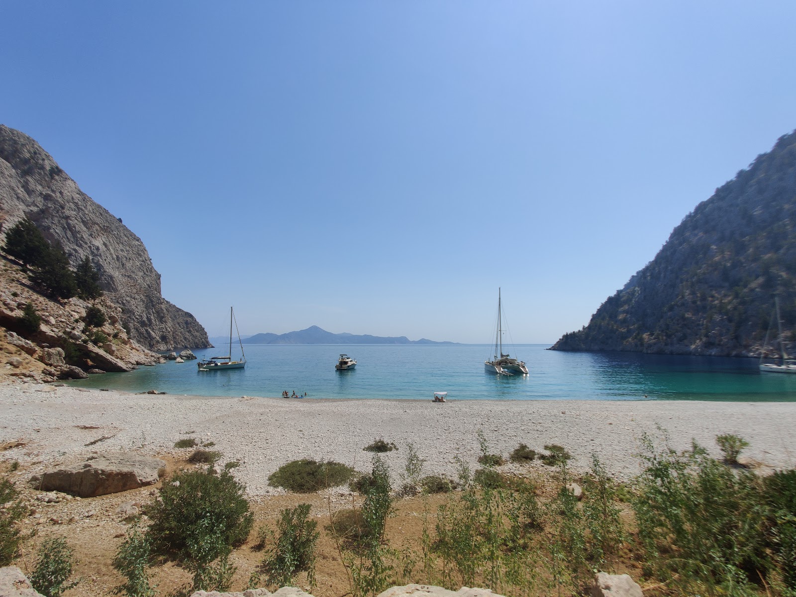 Saint George Bay'in fotoğrafı uçurumlarla desteklenmiş